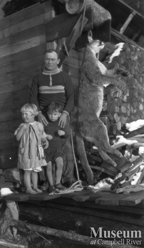 Ed Atkins with children on Schnarr's porch with cougar early 1920’s	
