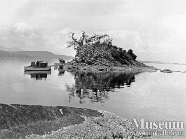 The Barrows launch the boat "Toketie" at Twin Island