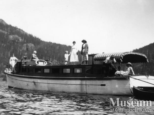 Group on the Quathiaski No. 10 circa 1920s